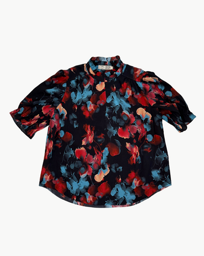 GO SOFT SPOKEN SHORT SLEEVE PRINTED IN BLACKOUT FLORAL