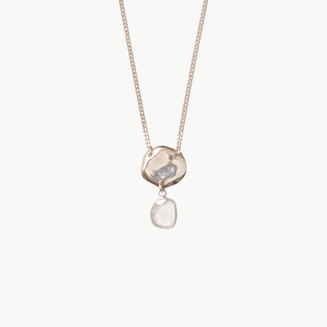 FLAT PEBBLE W/ SLICE NECKLACE IN SILVER - Romi Boutique