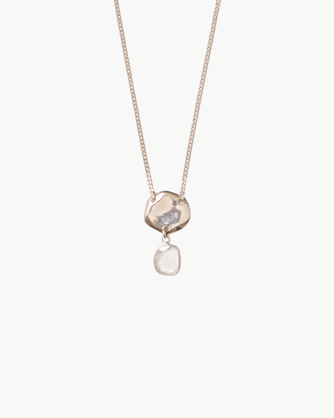 FLAT PEBBLE W/ SLICE NECKLACE IN SILVER - Romi Boutique