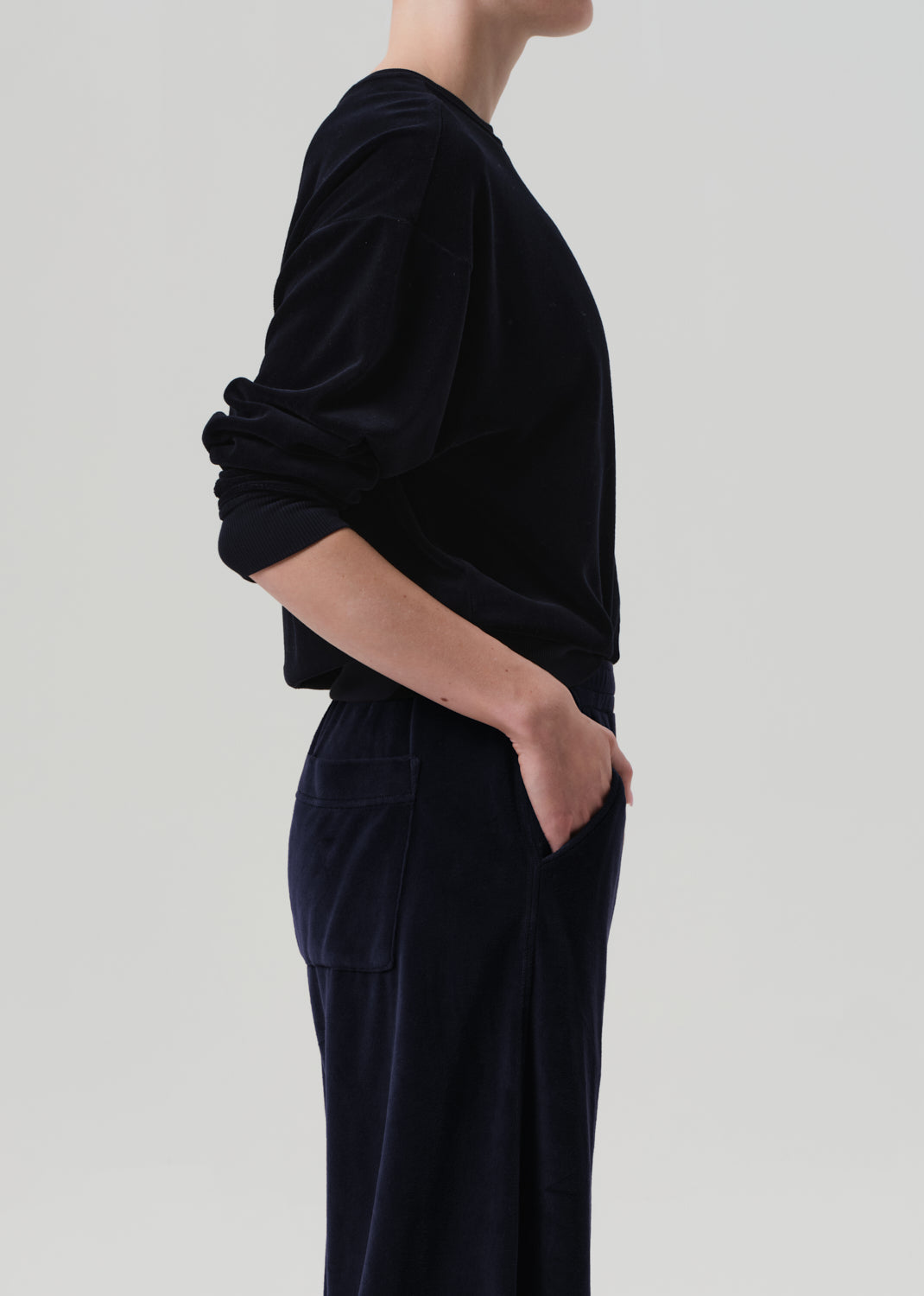 VINTAGE VELOUR CREWNECK IN NOTTE - Romi Boutique