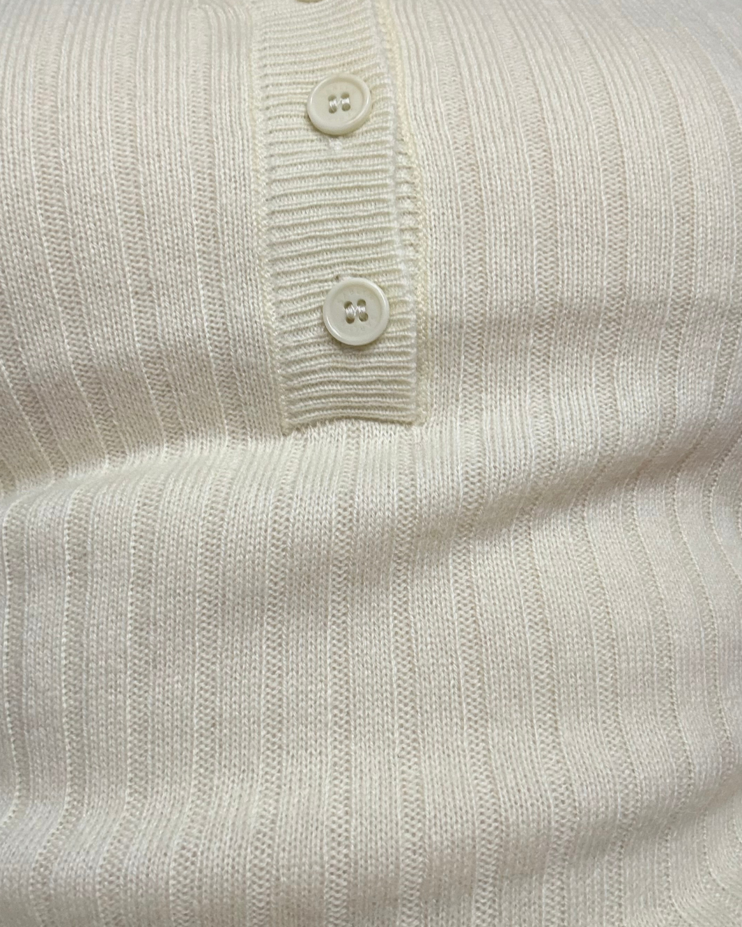 KENNEDY V-NECK HENLEY SHORT SLEEVE IN PALE CITRON