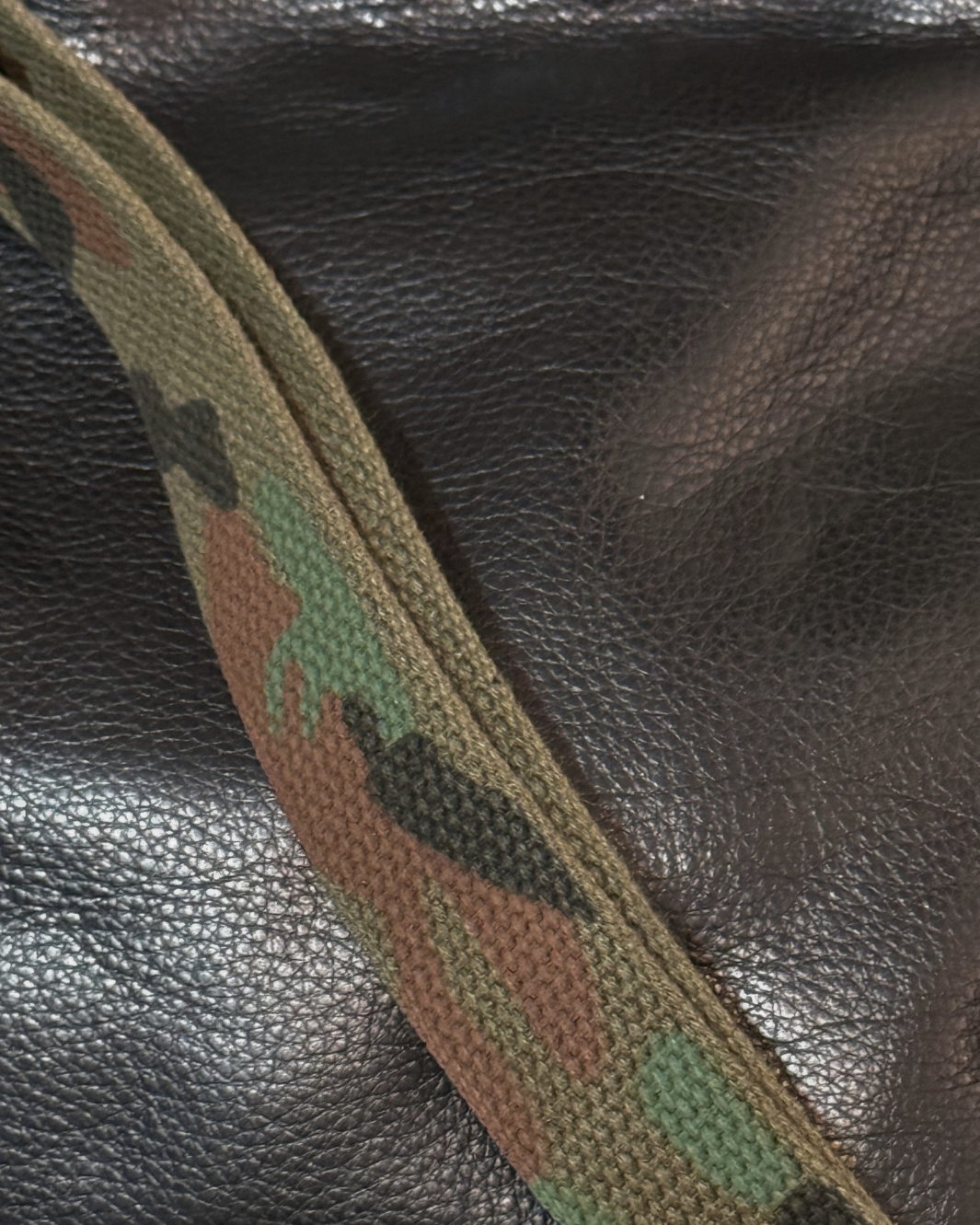 JOANIE BAG W/ CAMO STRAP IN BLACK