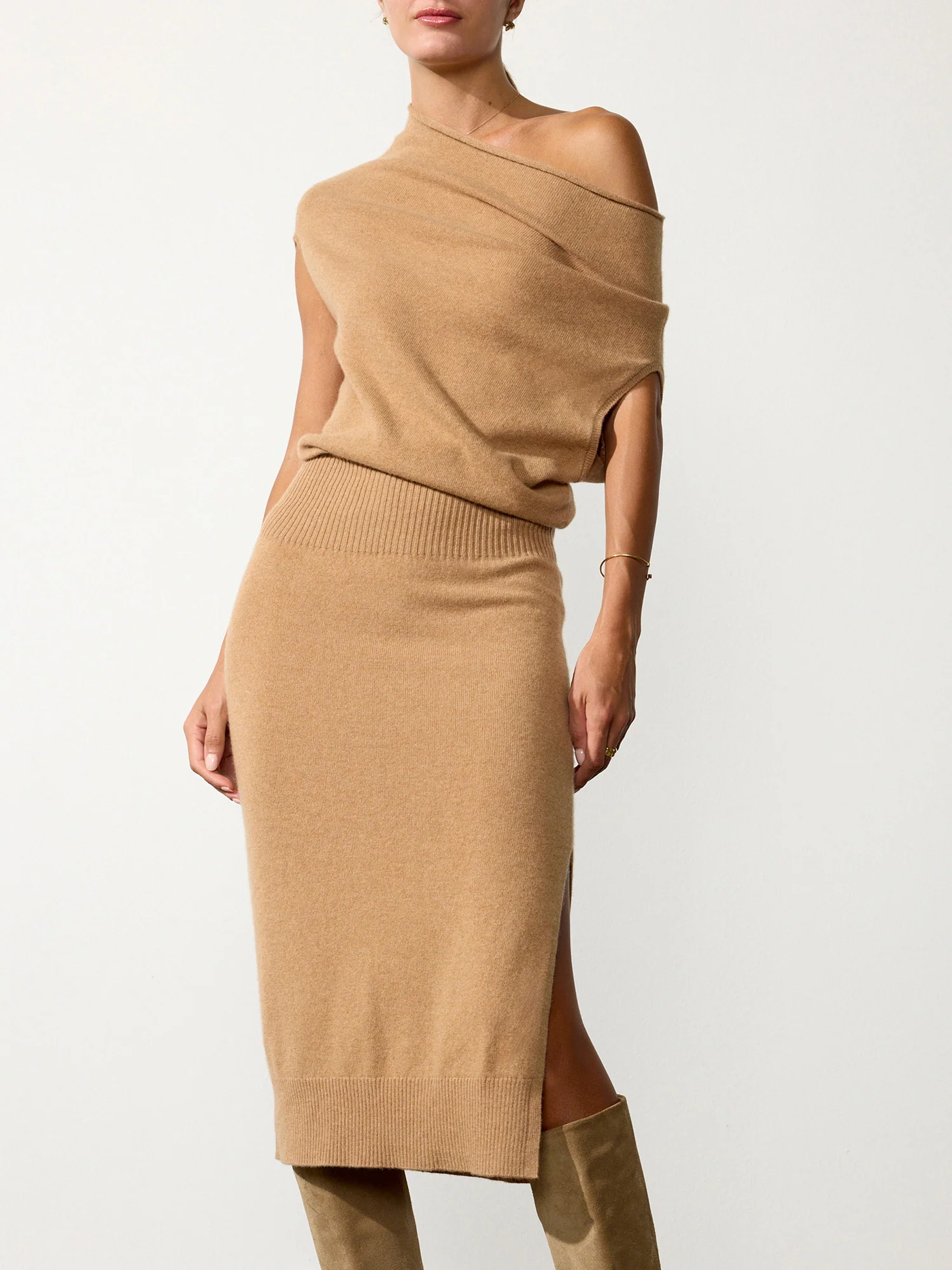 LORI SLEEVELESS DRESS IN CAMEL
