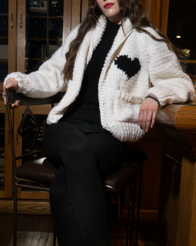 SHORT HEART CARDI IN SNOW/JET