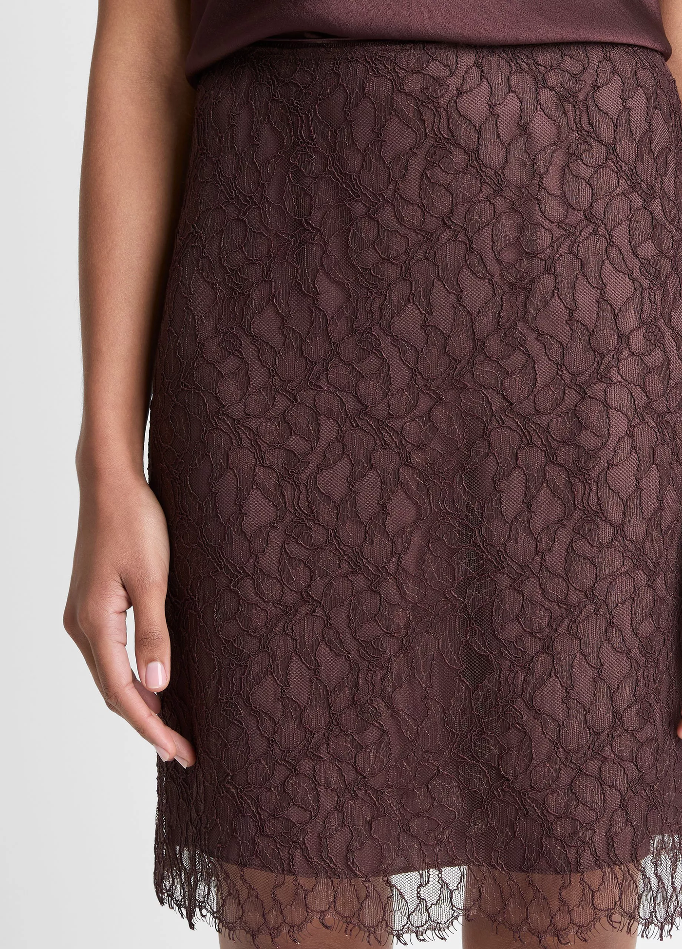 SHORT LACE SKIRT IN FIG