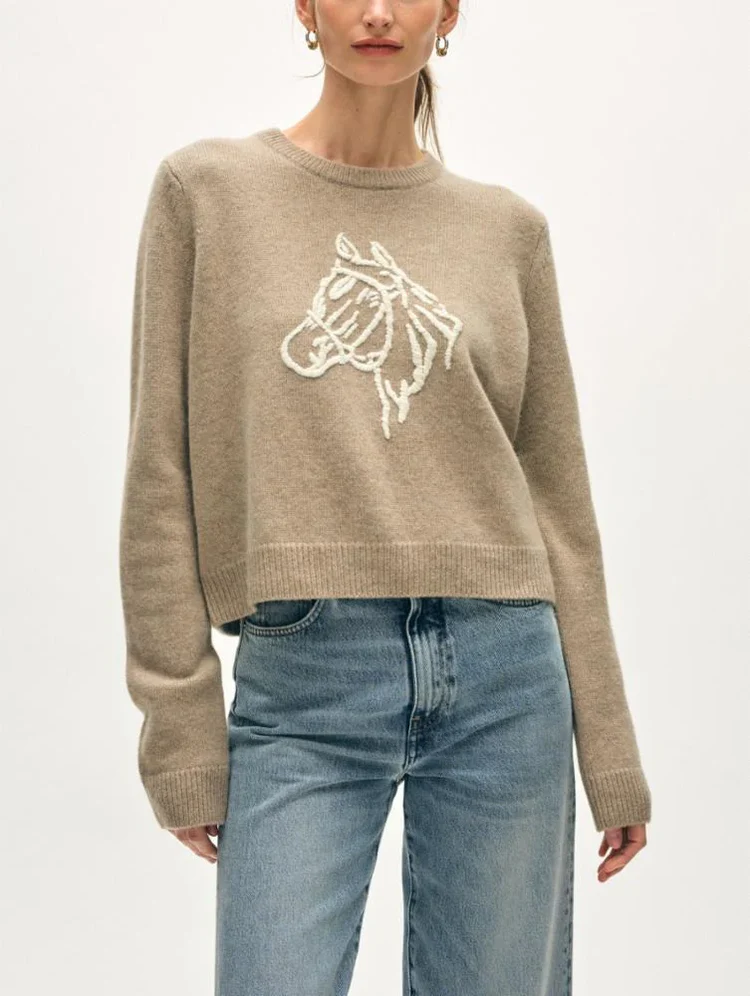 CASHMERE BLEND HORSE EMBROIDERED CREW IN MISTY BROWN/IVORY