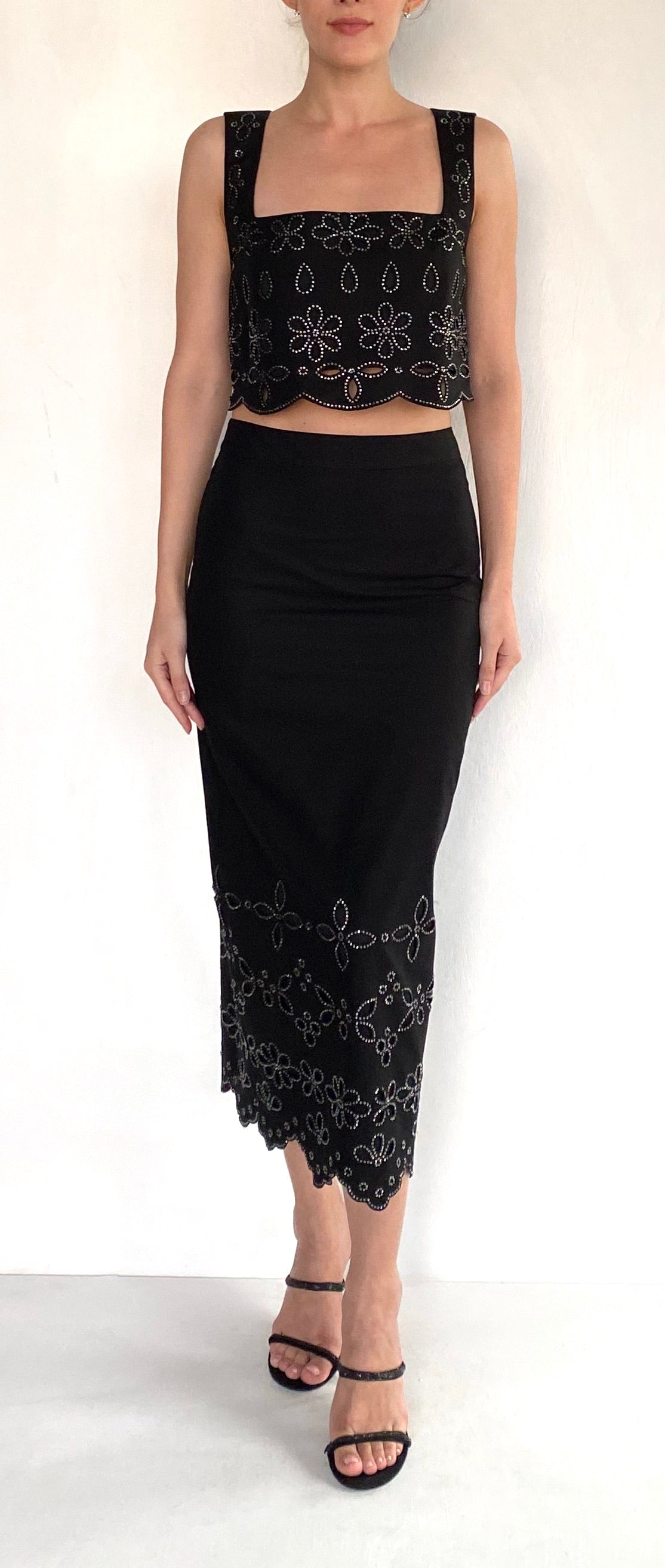 FITTED MIDI SKIRT IN BLACK - Romi Boutique
