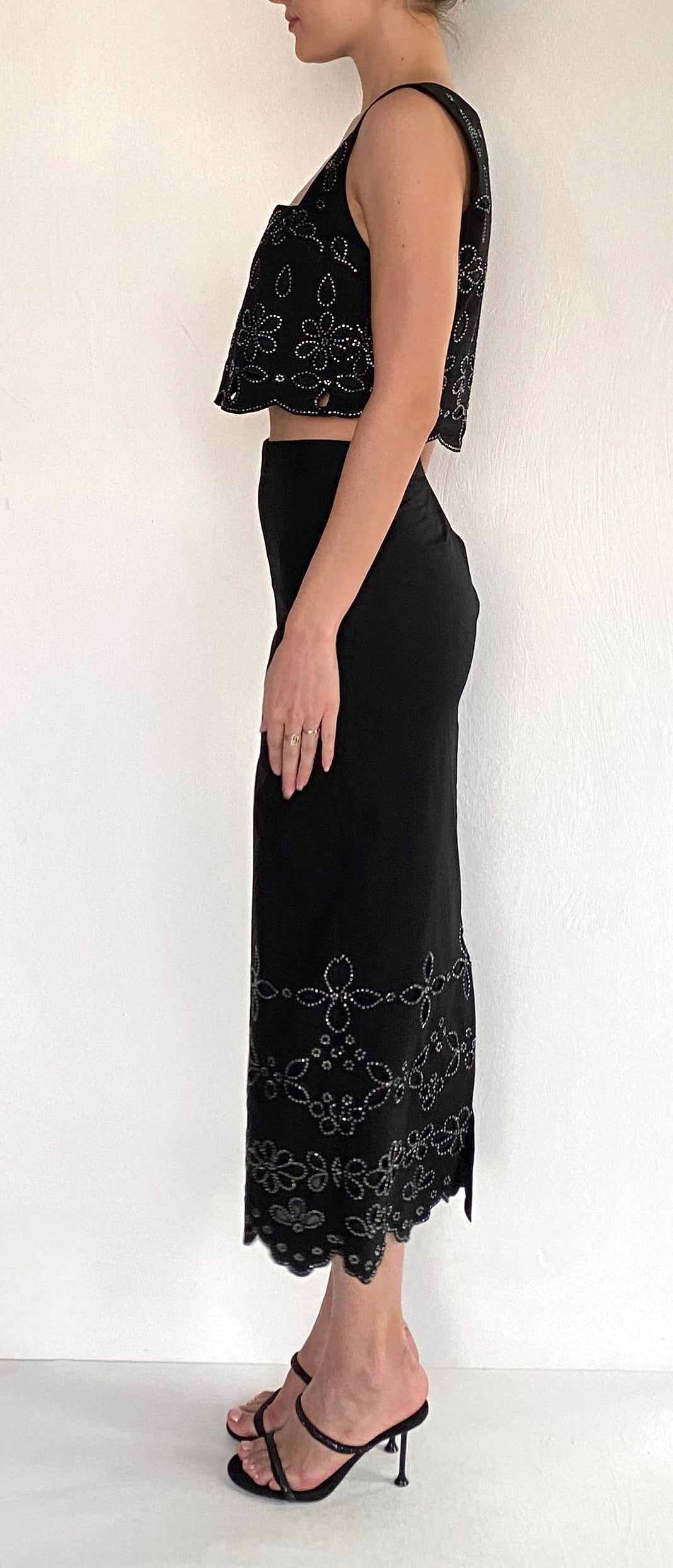 FITTED MIDI SKIRT IN BLACK - Romi Boutique