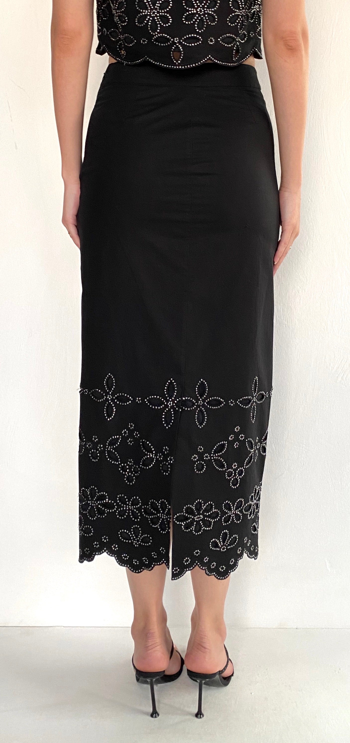 FITTED MIDI SKIRT IN BLACK - Romi Boutique