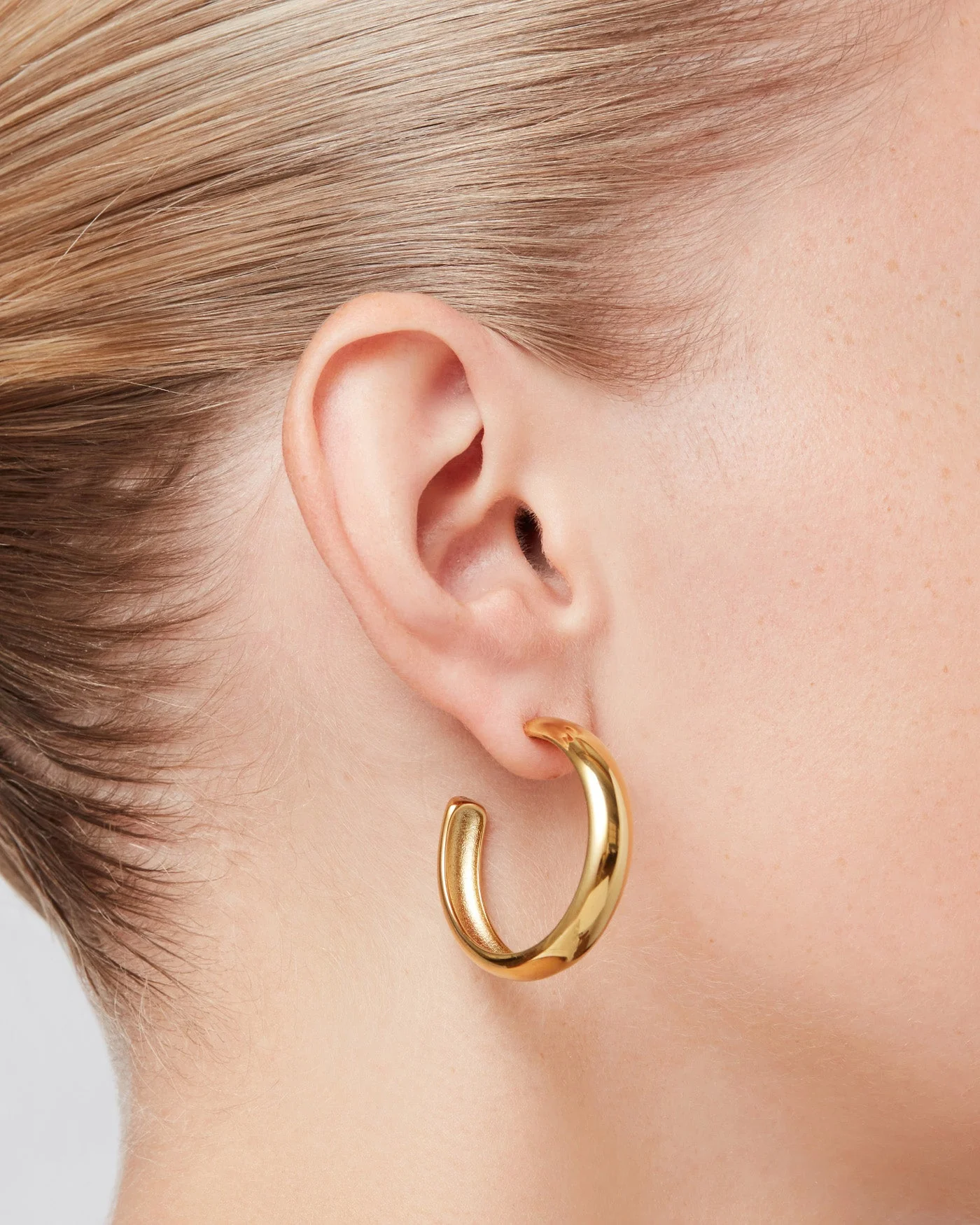 STAPLE HOOPS LARGE IN GOLD by Jenny Bird - Romi Boutique