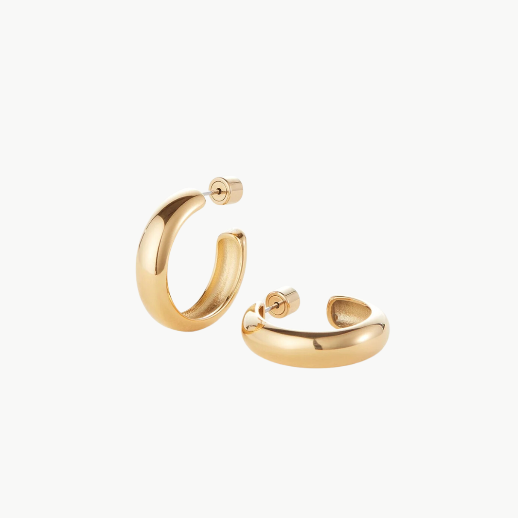 STAPLE HOOPS MEDIUM IN GOLD - Romi Boutique