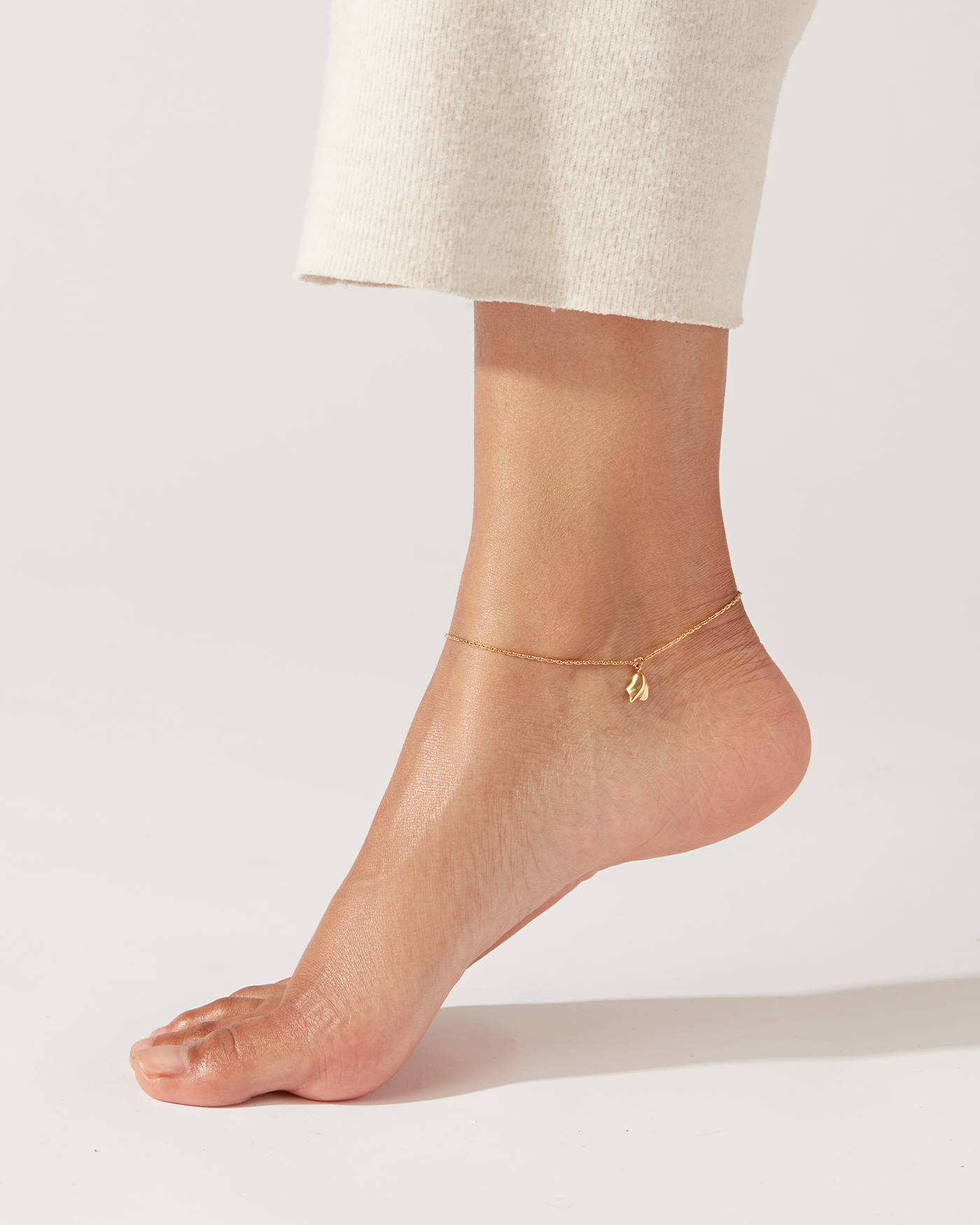 ZOE ANKLET IN HIGH POLISH GOLD by Jenny Bird - Romi Boutique