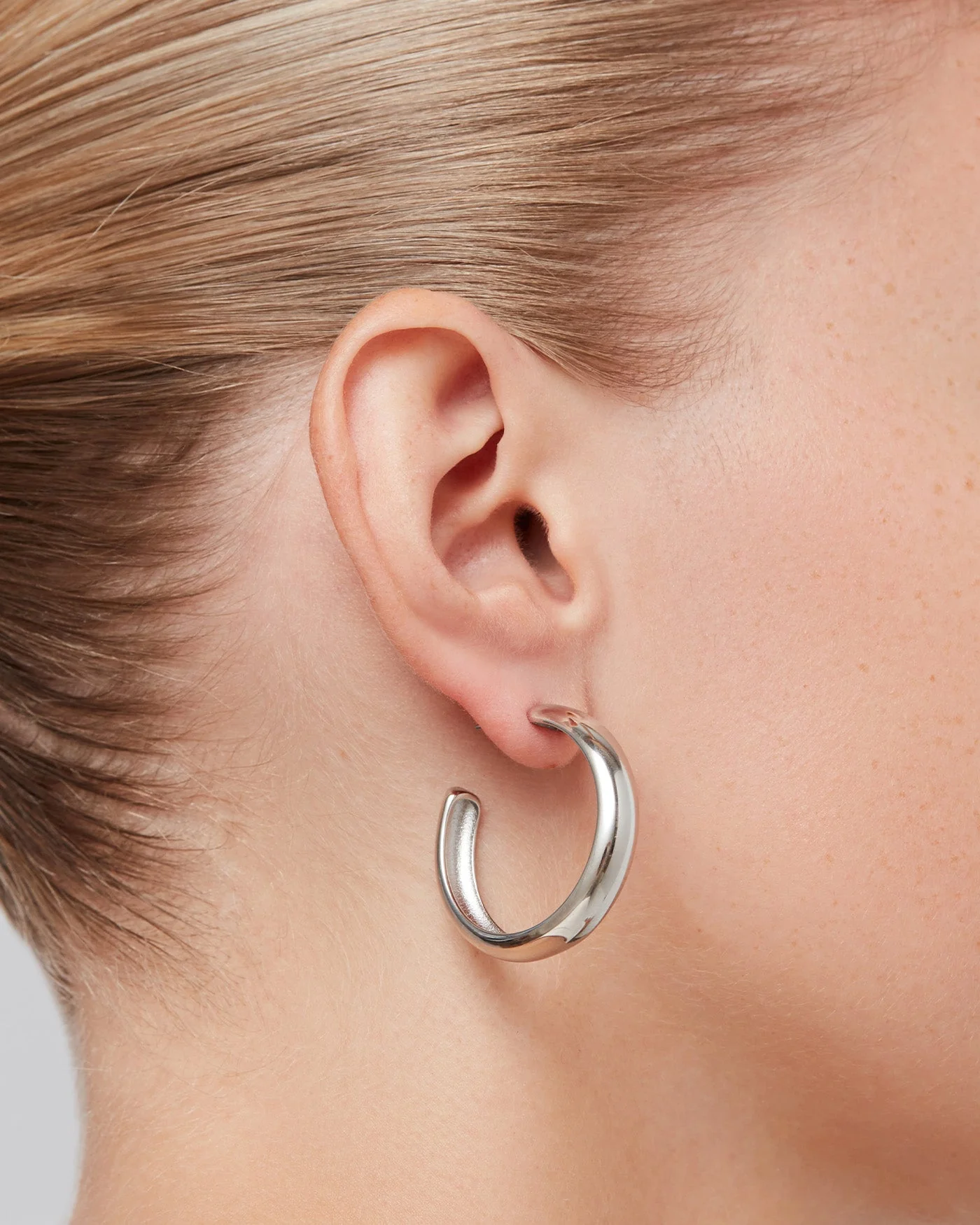 STAPLE HOOPS LARGE IN RHODIUM by Jenny Bird - Romi Boutique