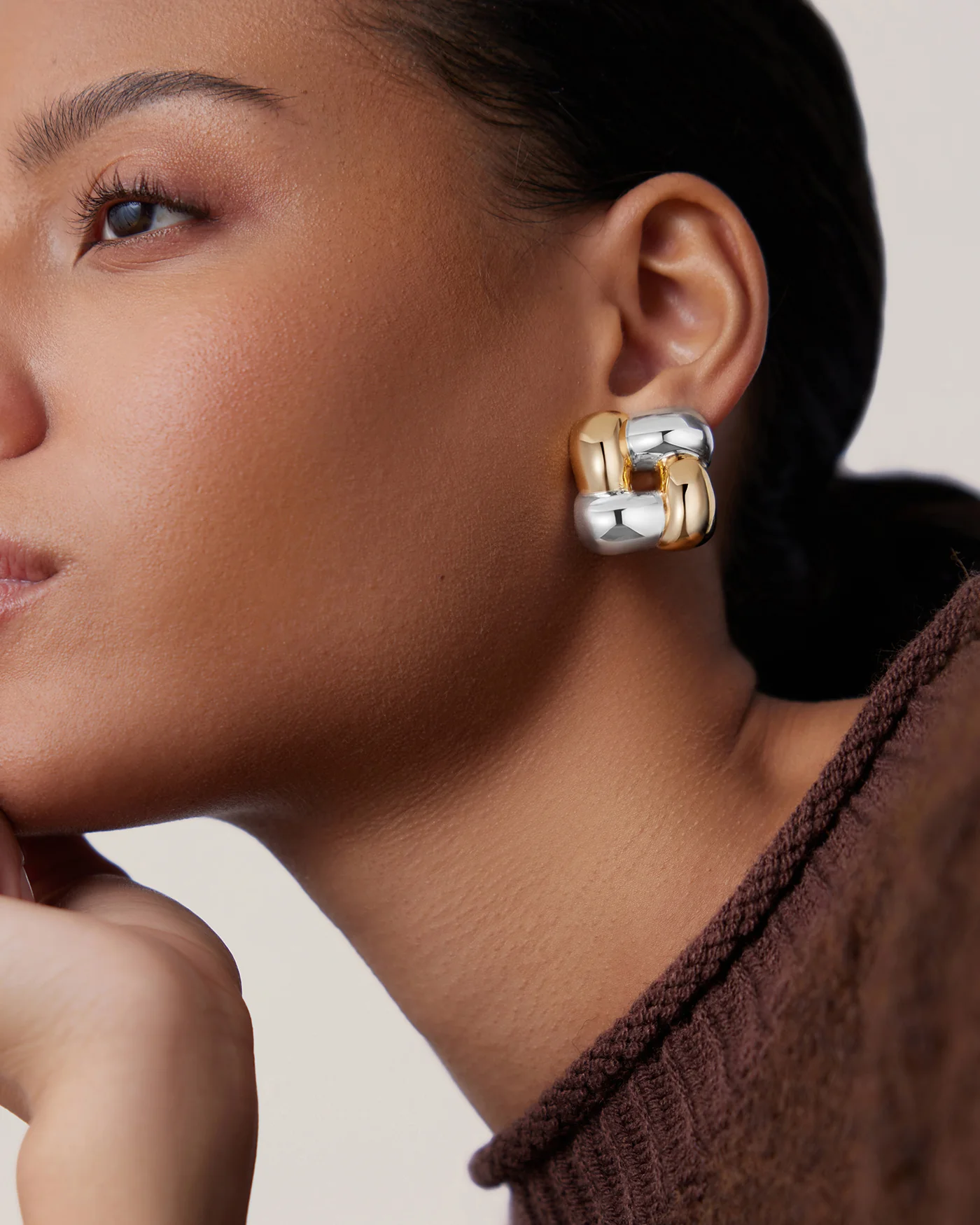 MEDIUM WOVEN SQUARE EARRINGS IN TWO TONE - Romi Boutique