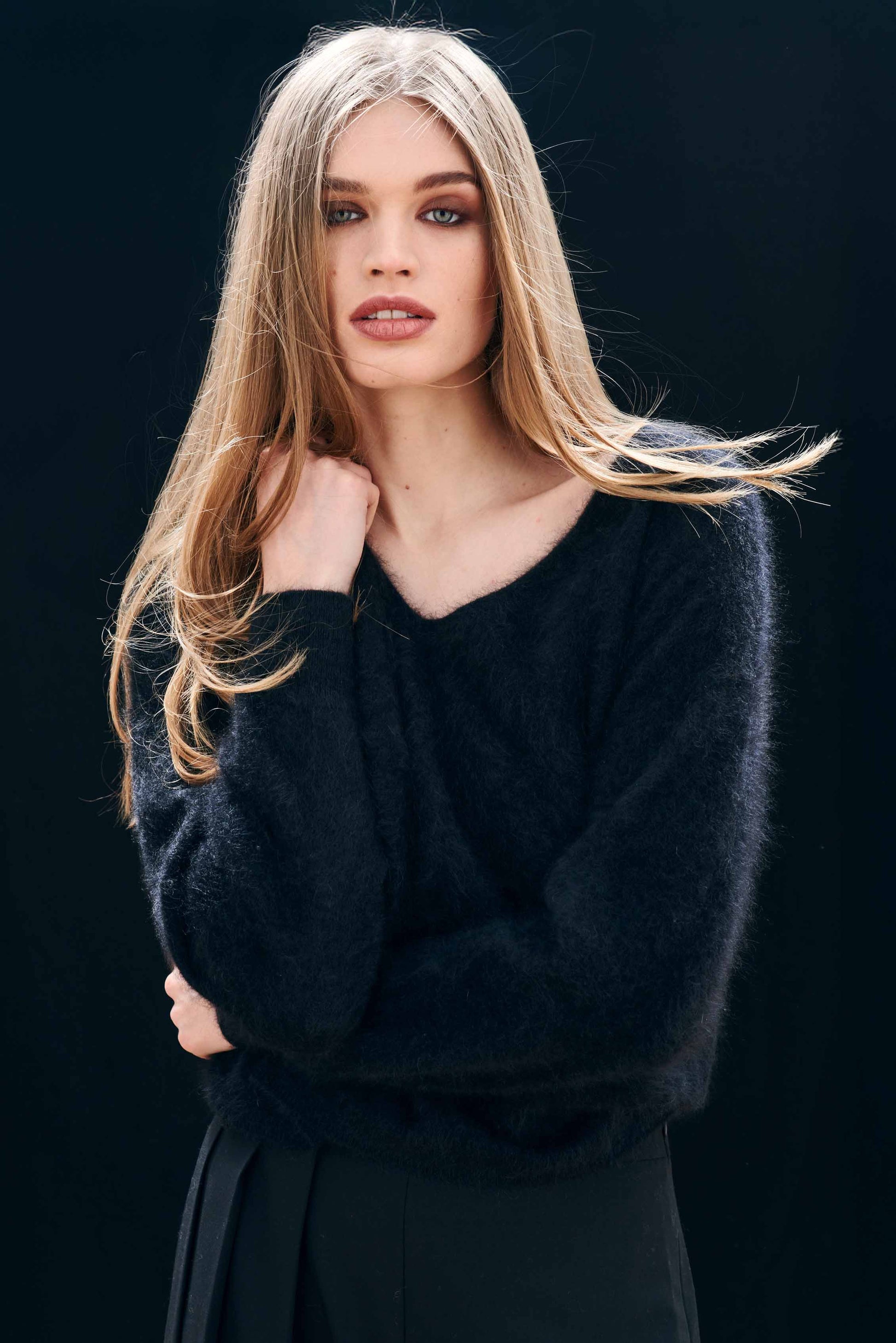 CASHMERE BRUSHED BOXY VEE IN NIGHT - Romi Boutique
