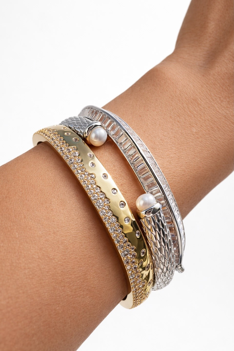 RAZOR EDGE BANGLE IN SILVER - Romi Boutique