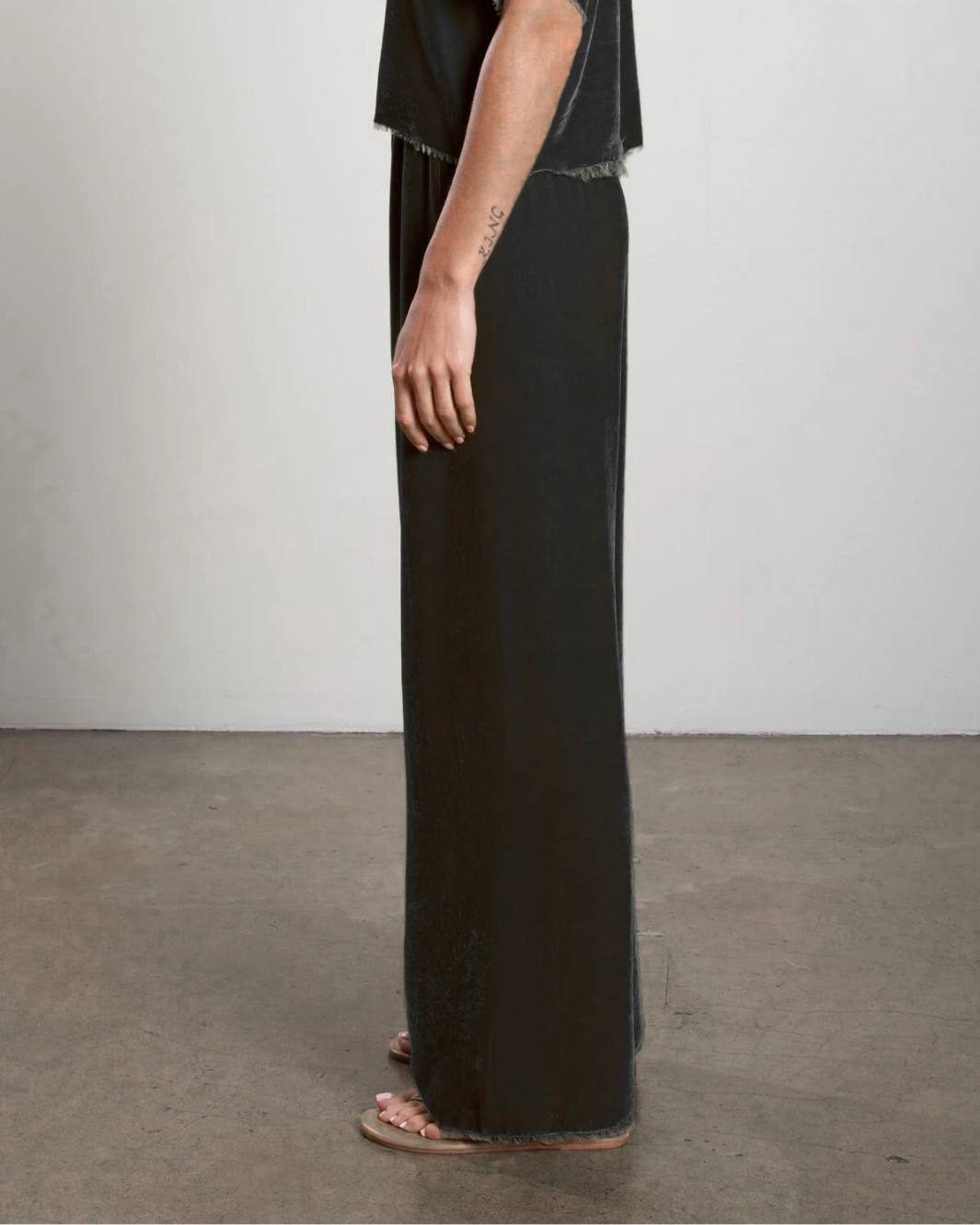 TARYN VELVET PANT IN BLACK - Romi Boutique