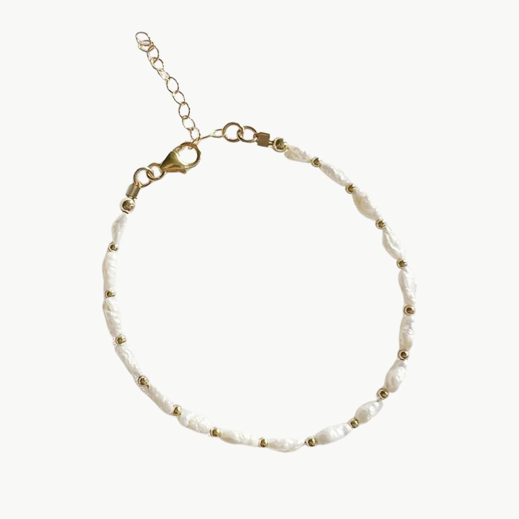 STONE HARBOR BRACELET IN FRESHWATER PEARL/GOLD - Romi Boutique