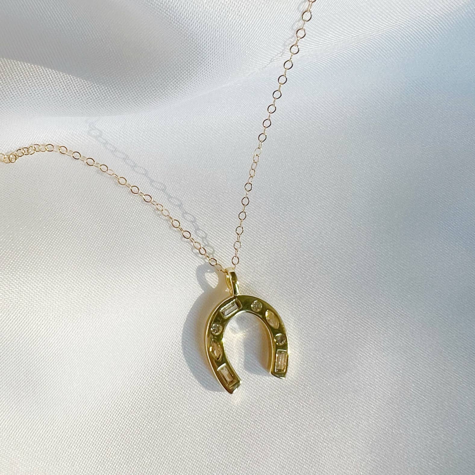 GIDDY UP HORSESHOE NECKLACE IN GOLD - Romi Boutique