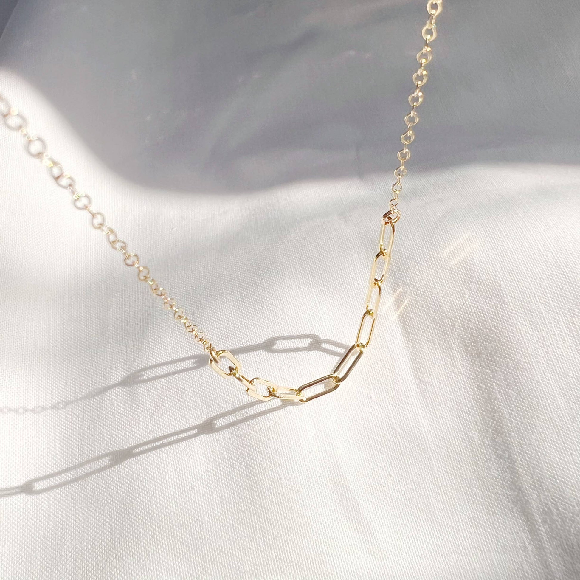 GOLDEN HOUR PAPERCLIP NECKLACE IN GOLD - Romi Boutique