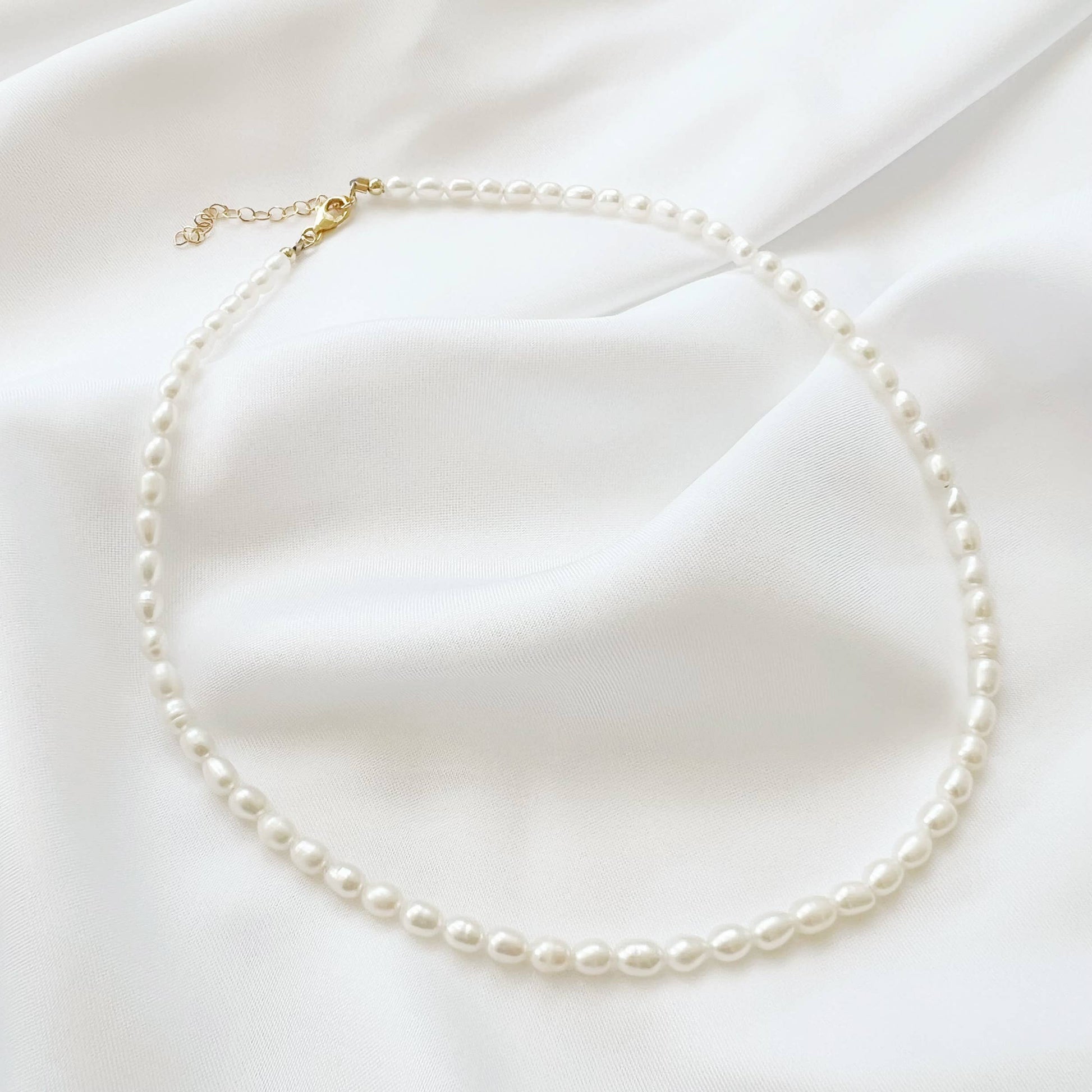 SEA ISLE FRESHWATER RICE PEARL BEADED NECKLACE IN GOLD - Romi Boutique