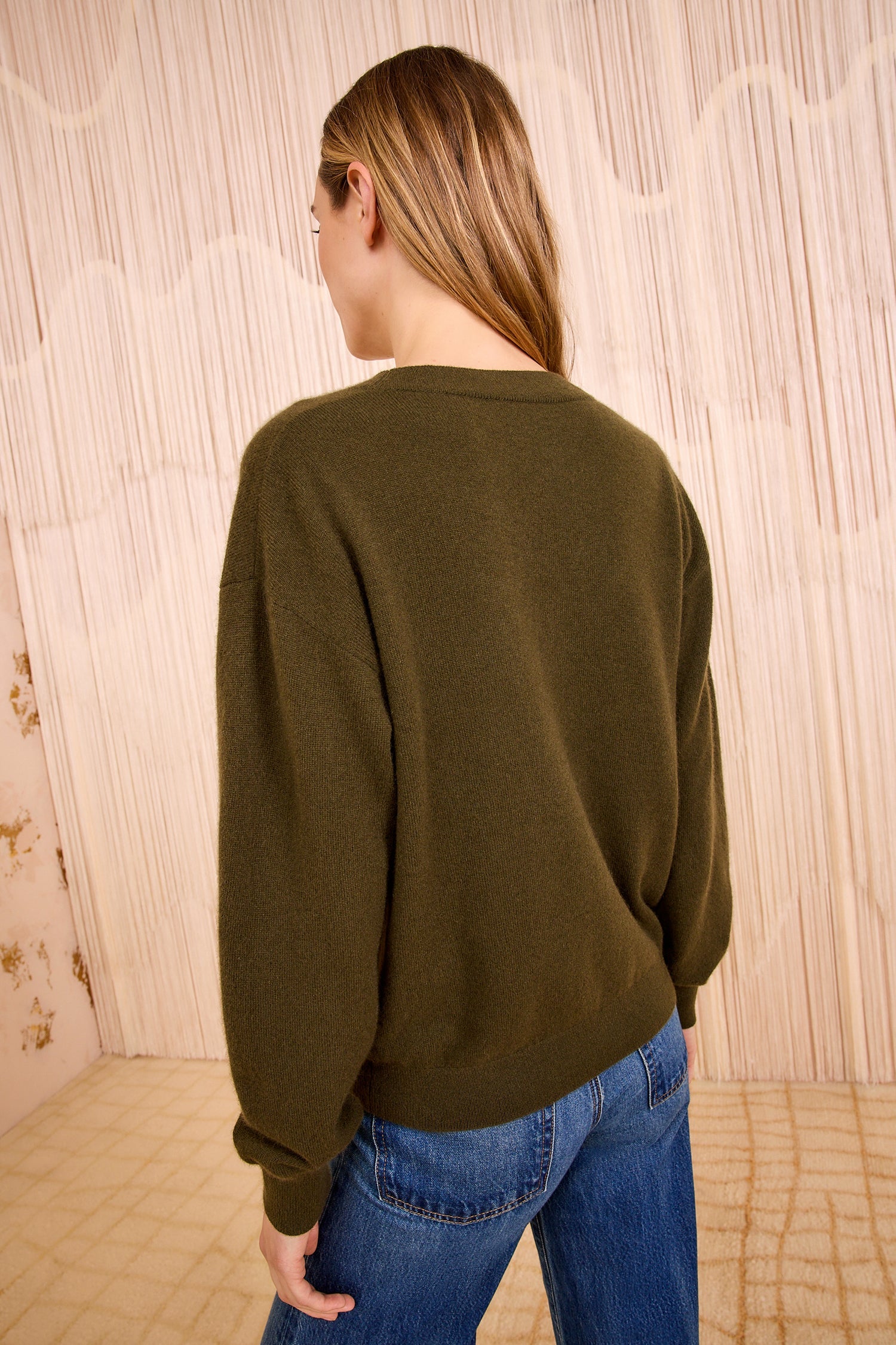 RYLA CASHMERE V-NECK PULLOVER IN HUNTER - Romi Boutique