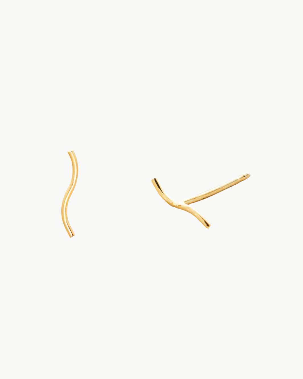 CURVE BAR STUD EARRINGS IN GOLD - Romi Boutique