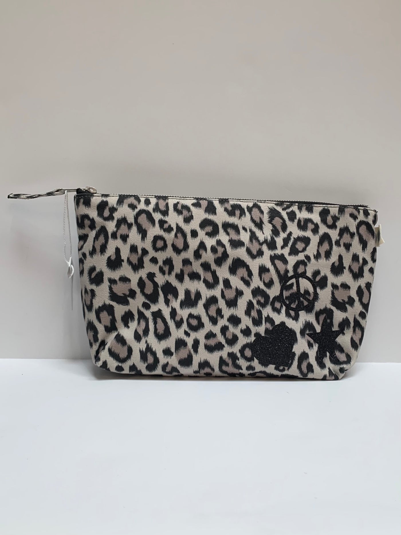 CLUTCH IN LEOPARD WITH HEART, STAR AND PEACE SIGN - Romi Boutique