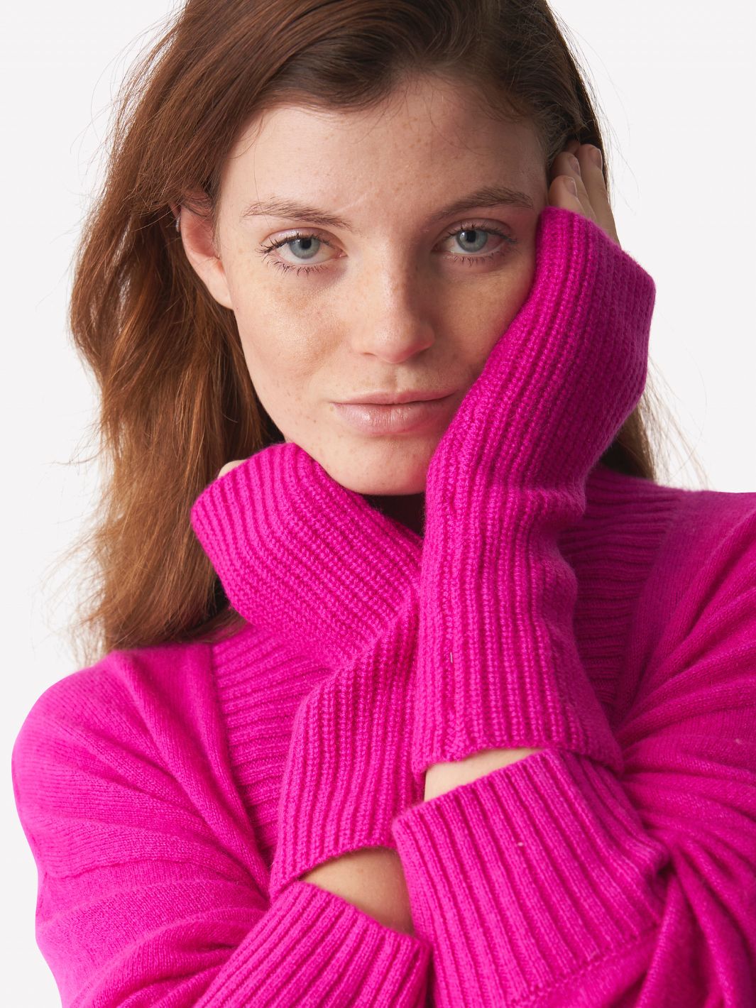 RIBBED WRIST WARMERS IN DHALIA - Romi Boutique