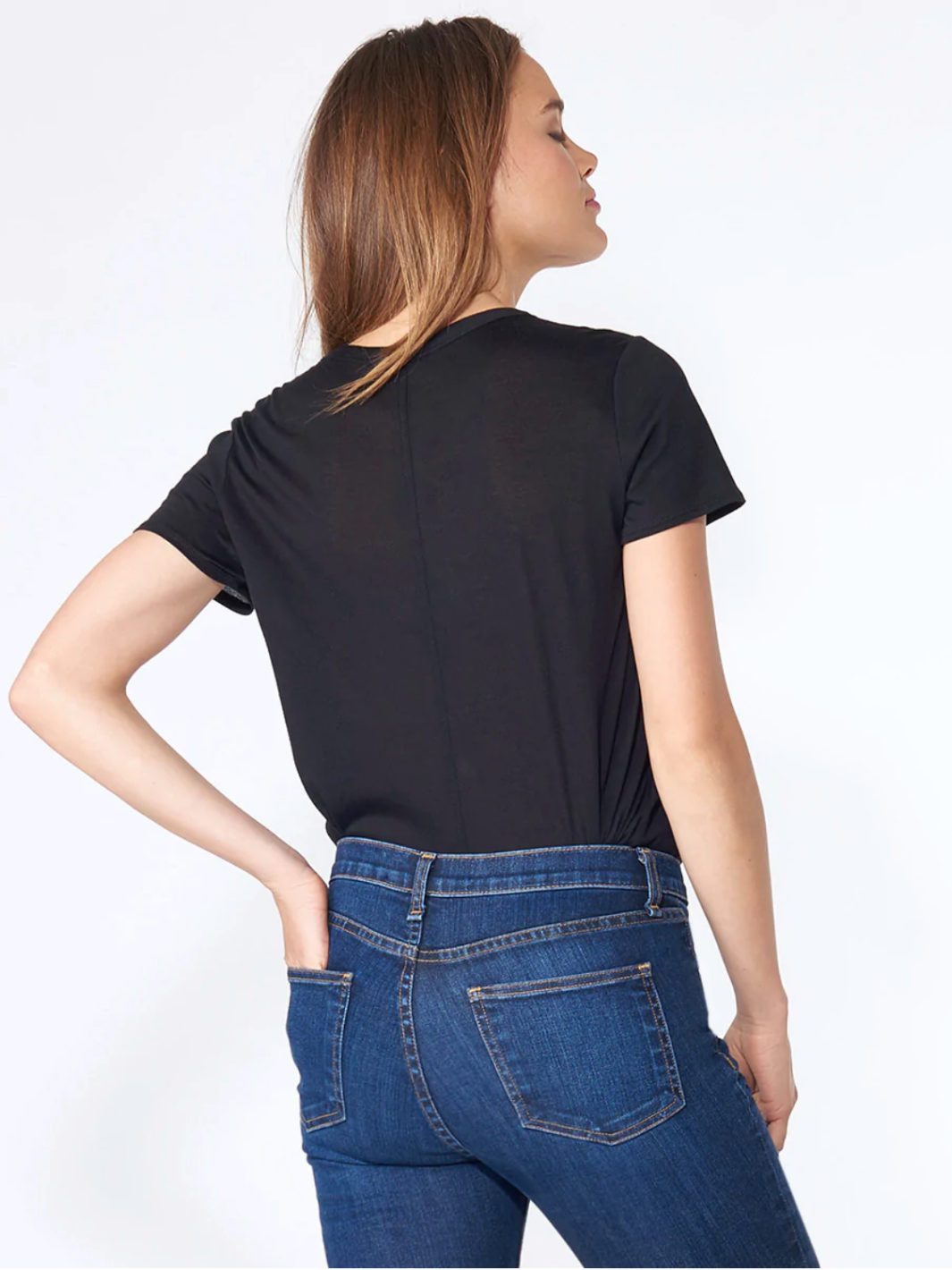 CINDY V-NECK TEE IN BLACK - Romi Boutique